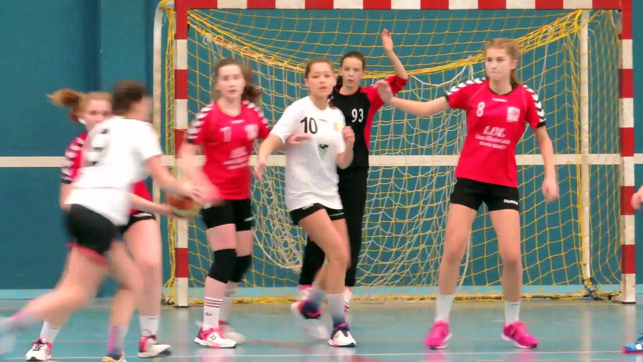 Résumé : -16 Filles VS Les Achards