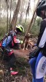 Ces cyclistes sauvent un chien attaché à un arbre en pleine forêt