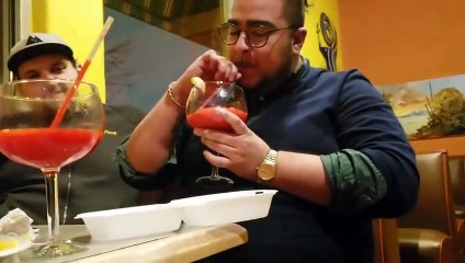 Il met son cocktail.. dans un doggy bag au restaurant !