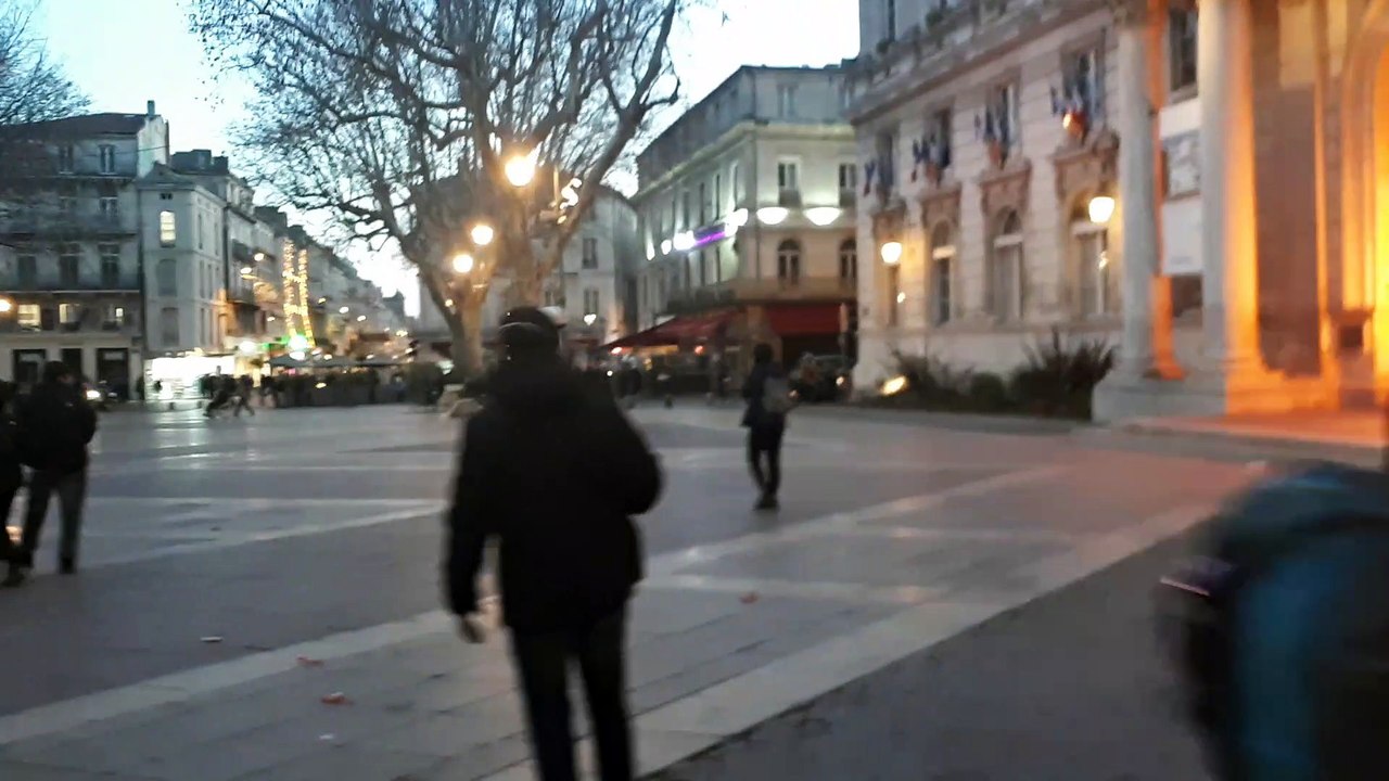 Les casseurs tentent de mettre le feu à la porte de l'hôtel de ville d'Avignon