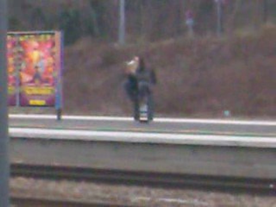 homme qui fait caca gare de vaire
