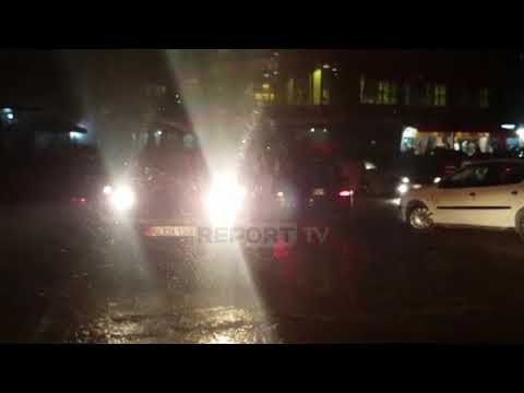 Sherr mes të rinjve në Tiranë, plagoset me armë zjarri 20-vjeçari, policia në vendin e ngjarjes