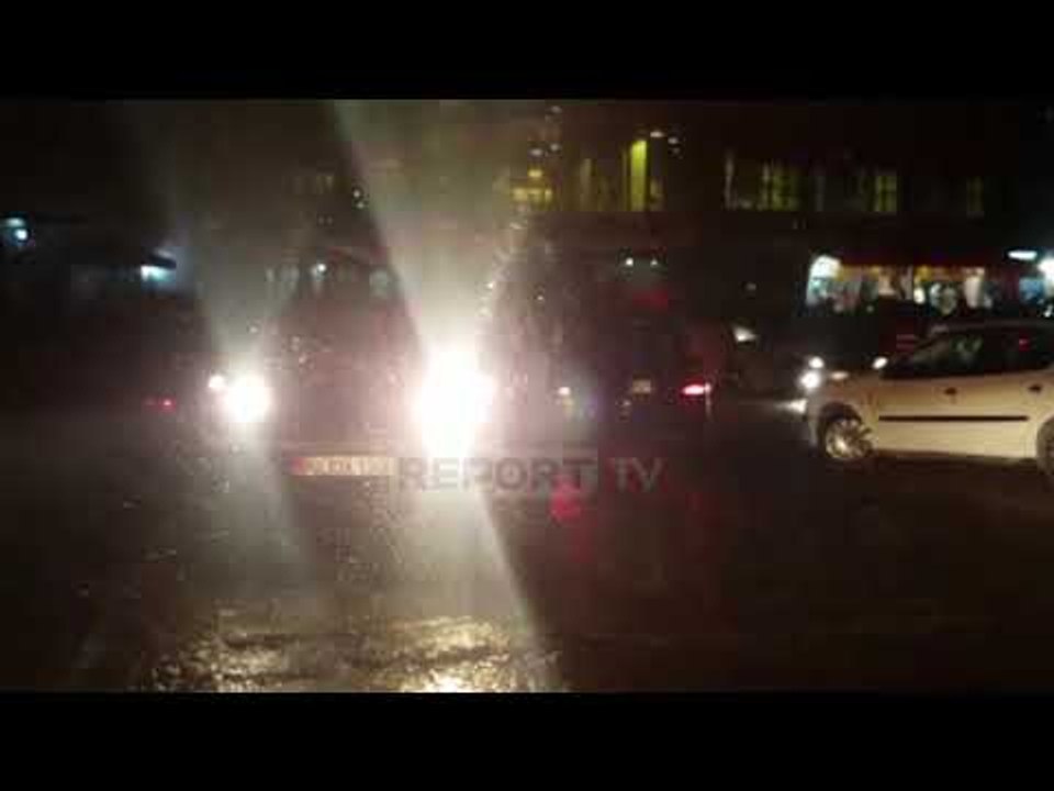 Sherr mes të rinjve në Tiranë, plagoset me armë zjarri 20-vjeçari, policia në vendin e ngjarjes