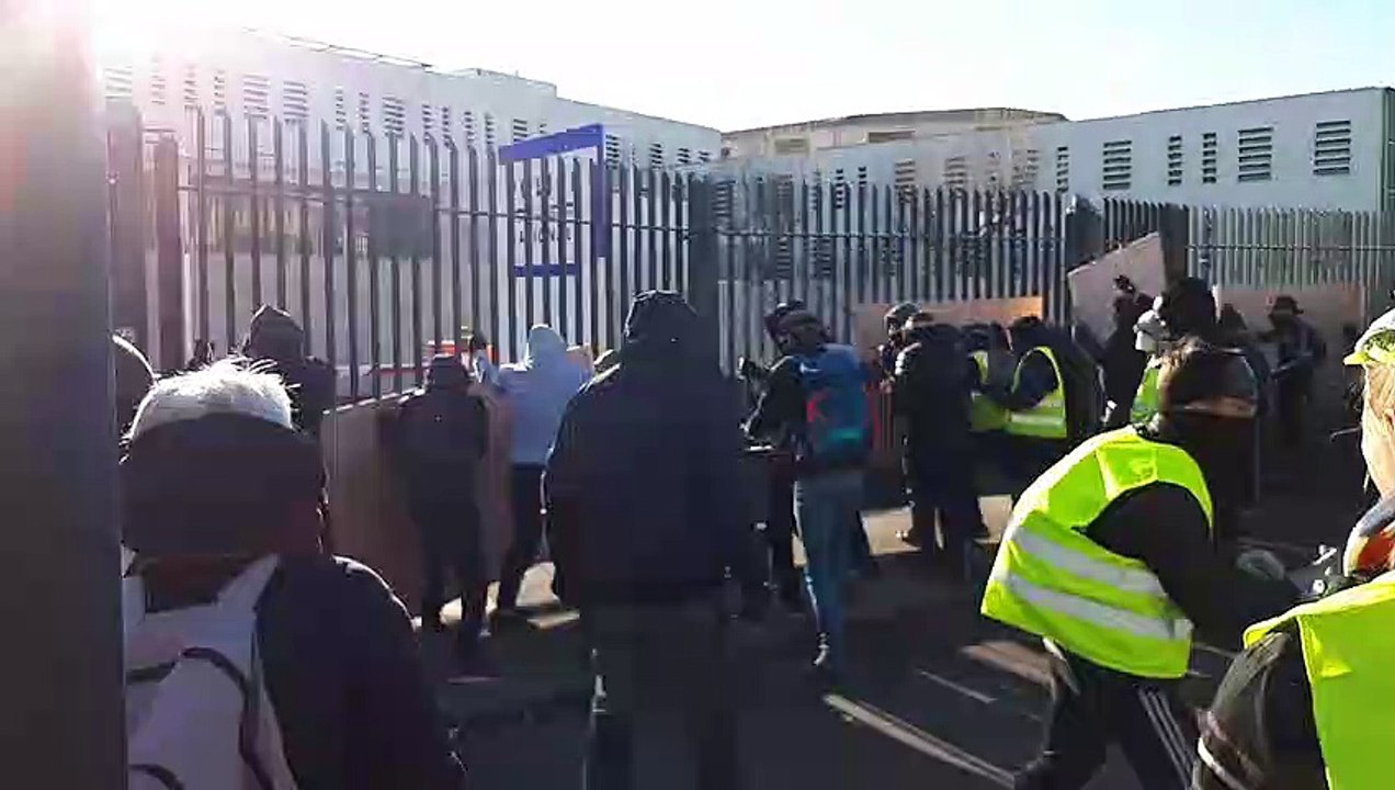 Les casseurs font céder la grille du commissariat de police d'Avignon