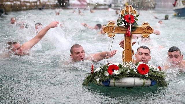 Soğuk havaya aldırış etmeden Epifani yortusu için suya atladılar