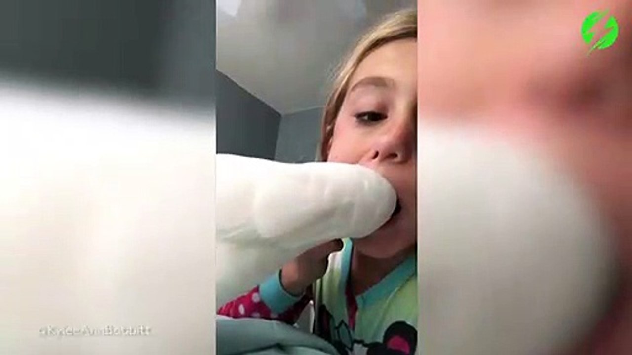 Elle demande à son perroquet de lui arracher une dent