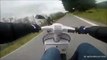 Quand un jeune en scooter ridiculise un motard.... Puissant le scooter!