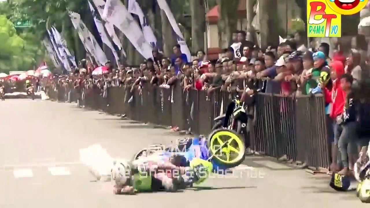 La vengeance d'un pilote moto en pleine course alors que son adversaire l'a fait tomber le tour d'avant
