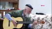 Bursalı 71 Yaşındaki Esender, Ziyaretine Gelen Başkan Aktaş'a Gitarıyla Şarkı Söyledi