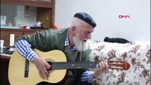 Bursalı 71 Yaşındaki Esender, Ziyaretine Gelen Başkan Aktaş'a Gitarıyla Şarkı Söyledi