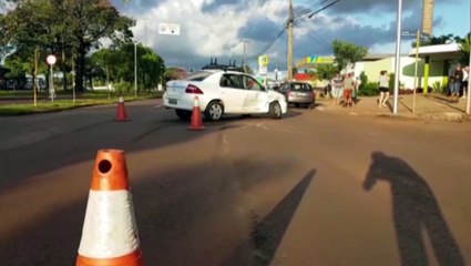 Carros batem na Av. Tancredo Neves