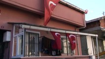 Zeytin Dalı  Harekatı'nda şehit düşen Fatih Mehmethan'ın  baba evinde Türk bayrağı dalgalanıyor