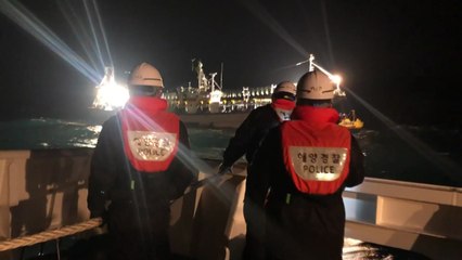 고장으로 일본 EEZ 접어든 어선 해경이 예인 / YTN