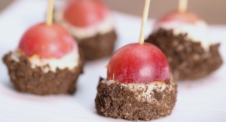 طريقة عمل مصاصات العنب بالكراميل