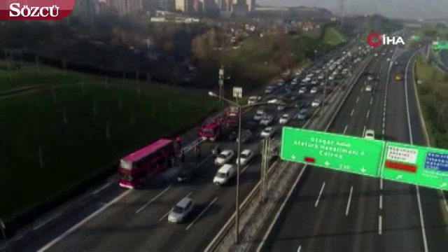 TEM'de yanan çift katlı otobüs ve oluşan trafik havadan görüntülendi