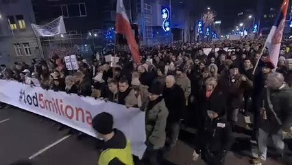 "Siamo in dittatura", Serbia in piazza contro il presidente Vucic