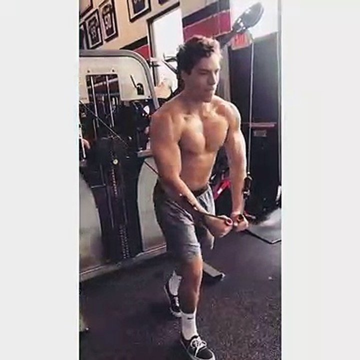 Dans la famille Schwarzenegger, c'est au tour du fils Joseph Baena de suivre les traces de son père