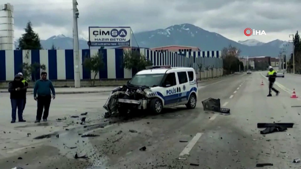 Denizli'de polis aracı ile çöp kamyonu çarpıştı