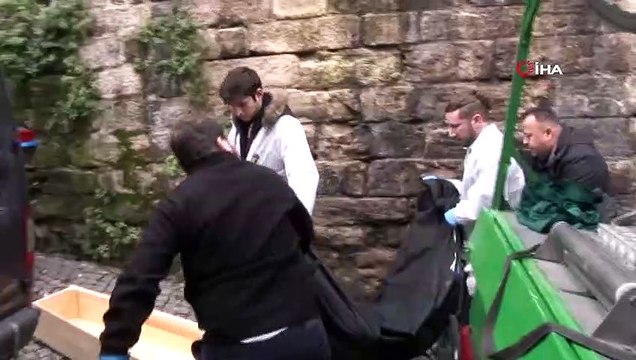 Fatih’te çıkan yangında hayatını kaybeden yaşlı adamın cenazesi Adli Tıp Kurumuna kaldırıldı