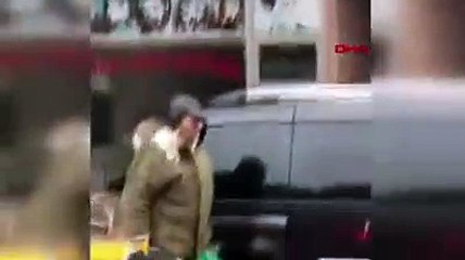 Kedisini omzunda gezdiriyor