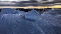 Une maison totalement recouverte de neige