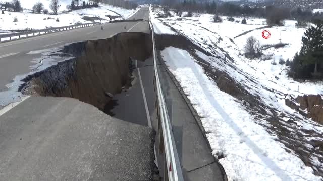 Kütahya'da Emet-Tavşanlı Yolu Çöktü...4 Metre Derinliğinde Göçük Oluştu... Yol Trafiğe Kapatıldı