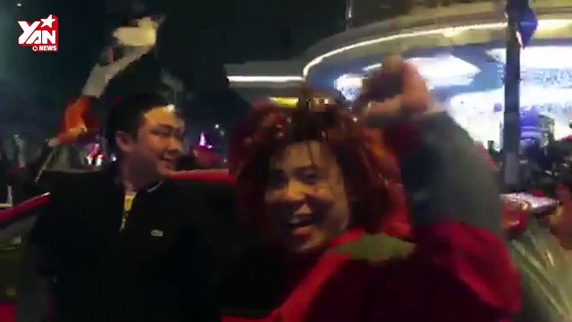 CĐV Việt Nam xuống đường ăn mừng chiến thắng