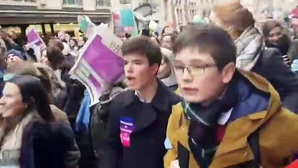 Plusieurs milliers de personnes, dont beaucoup de jeunes, défilent cet après-midi à Paris contre l'avortement