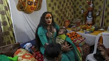 Inde : les bénédictions inédites d'une transgenre au Kumbh Mela