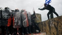 Heurts à Athènes : les grecs s'opposent au nom 