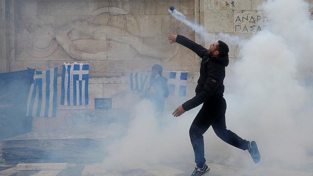 Δεκάδες τραυματίες, συλλήψεις και προσαγωγές για τα επεισόδια