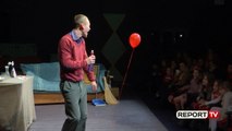 Report Tv - Shfaqja për fëmijë, “Tullumbaci i kuq” çel sezonin artistik në Teatrin Metropol