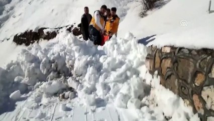Sağlık görevlilerinin karda hasta taşıma mücadelesi - ADIYAMAN