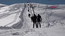 Hakkari'deki Kayak Merkezinde Tatil Yoğunluğu