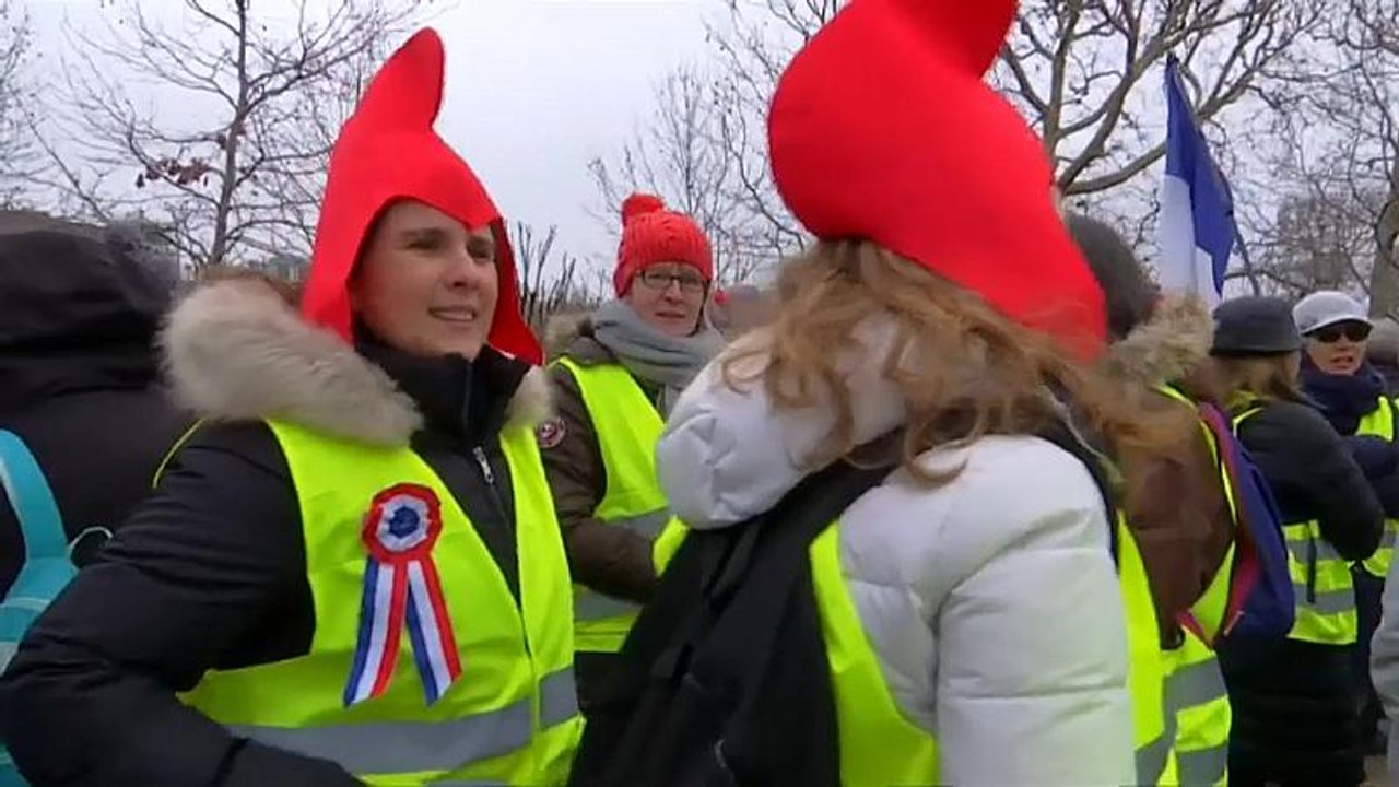 Weibliche Gelbe Westen demonstrieren
