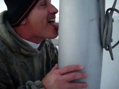 Défi bien débile : coller sa langue sur ce poteau gelé