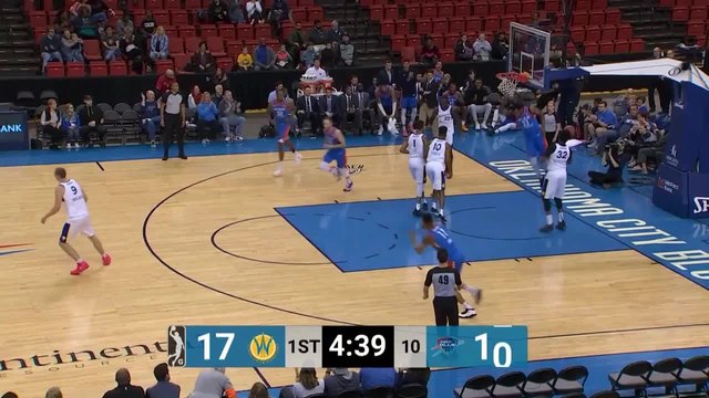 Chris Wright rises up and throws it down