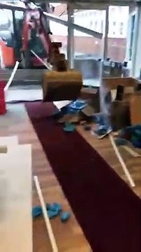 Impayé, il détruit la réception d'un hôtel avec une pelleteuse