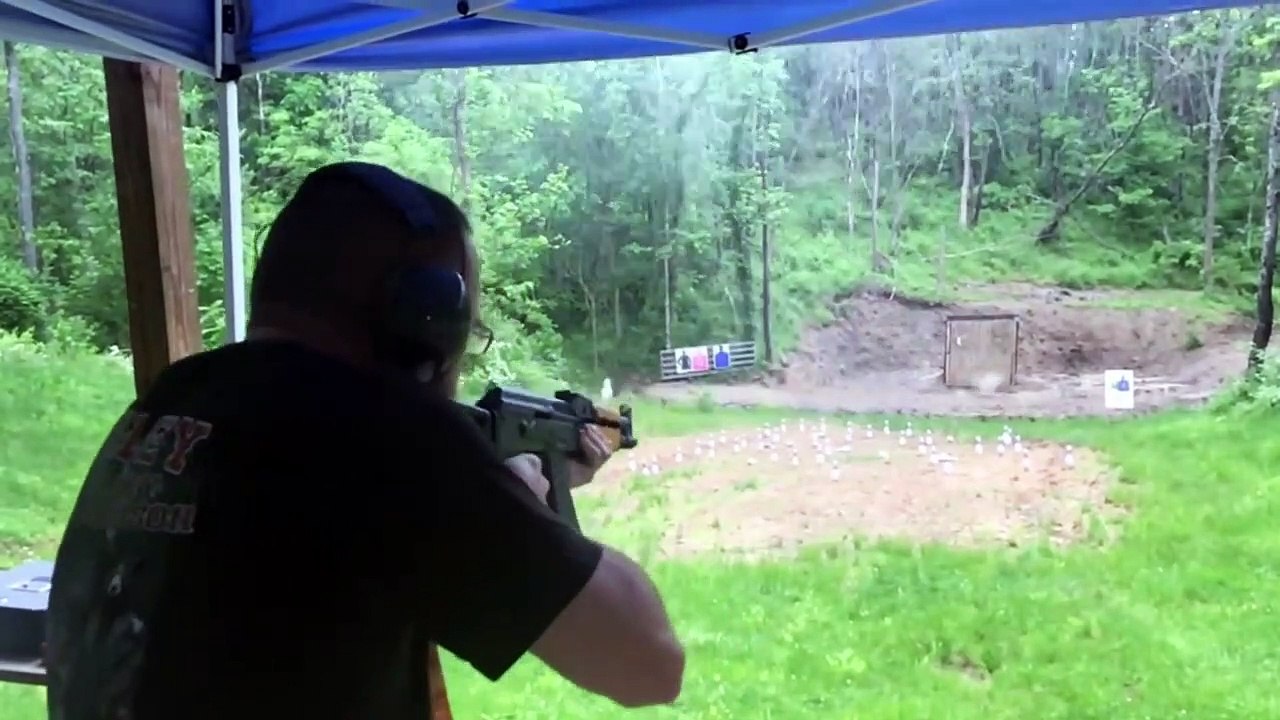 Les tirs à l'AK-47 repoussent la pluie