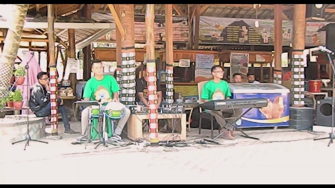 Ediaan!! Roro Tite SKA Live Perform Pantai Gemah