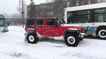 Trois SUV remorquent un bus dans la neige (Canada)