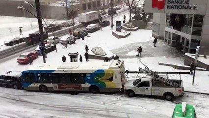 Deux bus, la police, le chasse-neige et plusieurs véhicules se percutent tous dans la même rue à Montréal