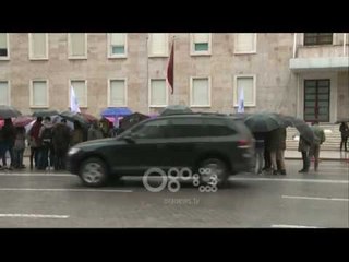 Ora News - Studentët protestë para Kryeministrisë, gjuajnë me vezë e bojë