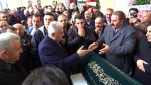 TBMM Başkanı Binali Yıldırım, gazeteci Süleyman Özışık'ın babası Seyyid Tahir Özışık'ın Mimar Sinan Camii'nde kılınan cenaze namazına katıldı.