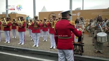 العرب يلتقطون صورا تذكارية داخل معرض القاهرة الدولى للكتاب