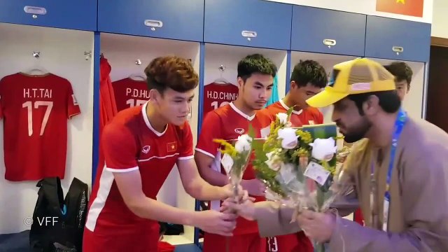 Chính quyền thành phố Dubai tặng hoa chào mừng ĐTVN |VFF Channel