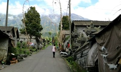 Gunung Agung Siaga, Warga Tetap Beraktivitas Normal