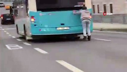 Unkapanı Köprüsünde patenli gencin tehlikeli yolculuğu kamerada