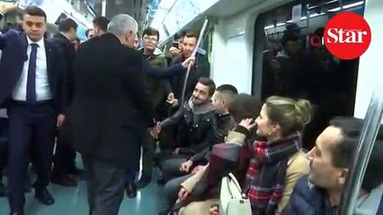 Binali Yıldırım Marmaray’da vatandaşlarla sohbet etti