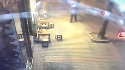 Trafik Polisine Vurmaya Çalışan Alkollü Sürücüyü, Vatandaşlar Linç Etmek İstedi.